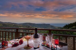 Outdoor dining - Triopetra Luxury Villas Fournou Lago (Agios Vasileios)