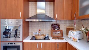 Full-size fridge, microwave, oven, stovetop