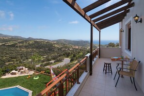 2 utendørsbassenger, bassengparasoller og solsenger