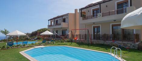 Villa, 2 camere da letto, piscina privata, vista mare (Nikos) | Piscina | 2 piscine all'aperto, ombrelloni da piscina, lettini