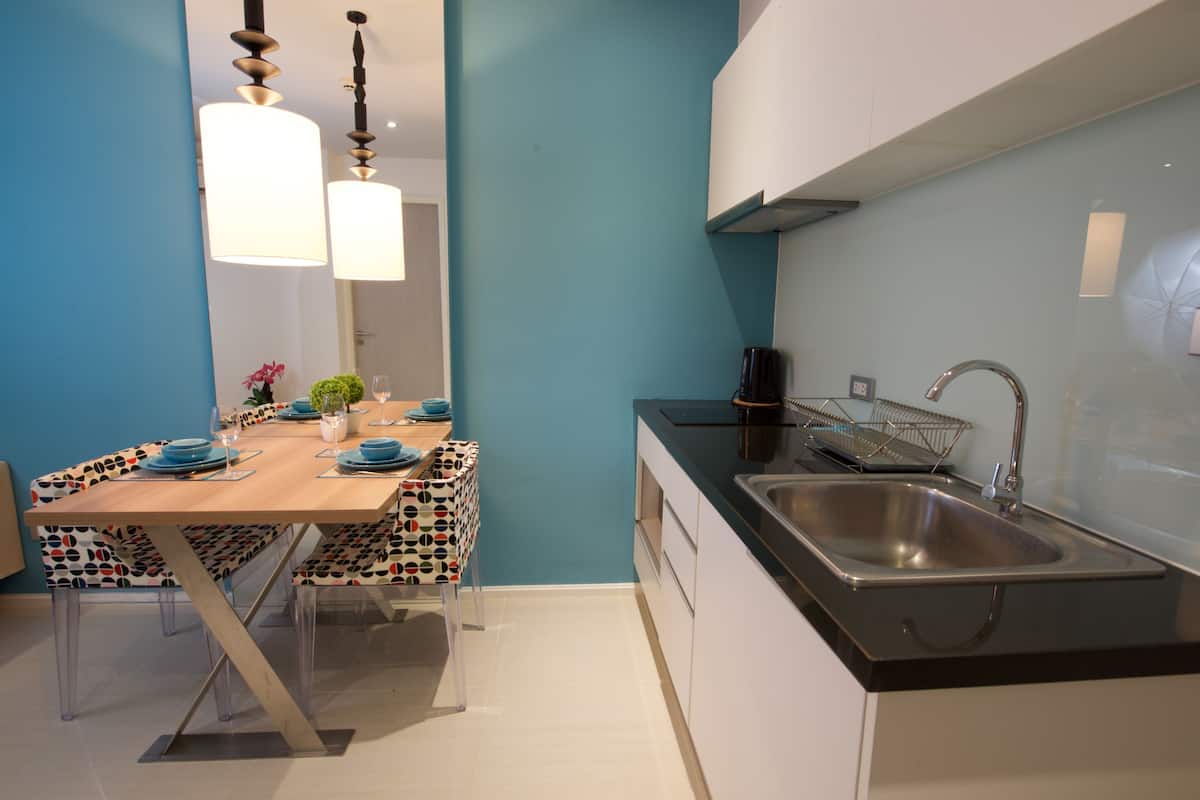 Submarine View | Private kitchen | Fridge, microwave, stovetop, coffee/tea maker