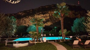 Piscina all'aperto, lettini
