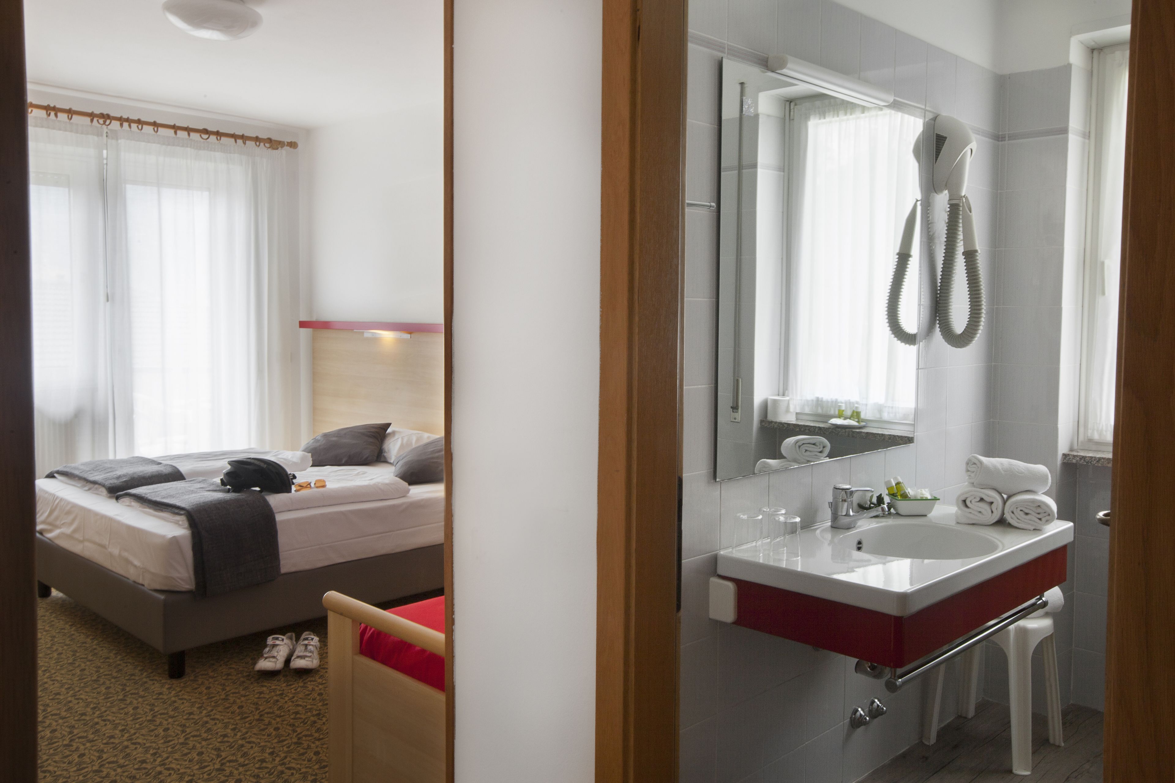 triple room | bathroom | shower, free toiletries, hair dryer, bidet