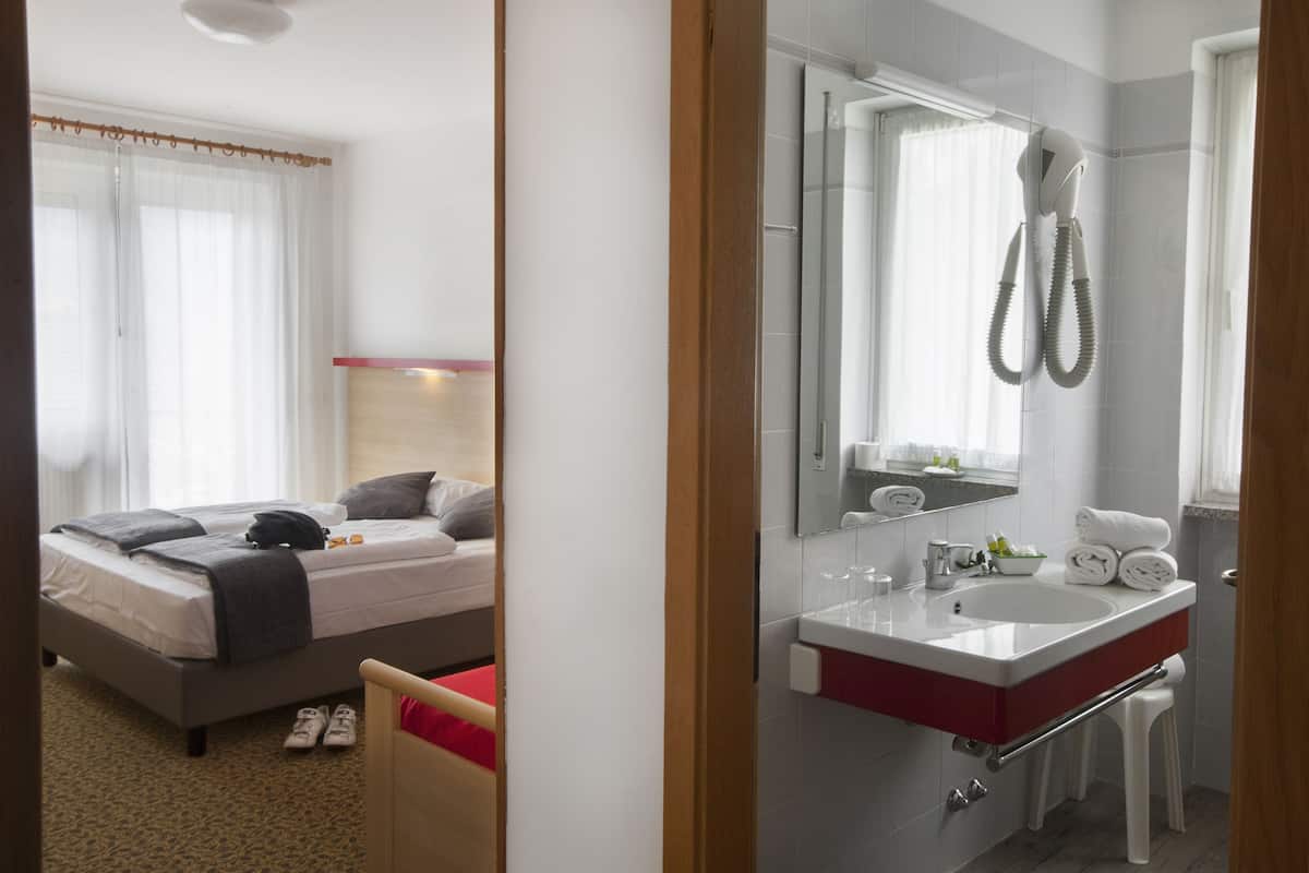 triple room | bathroom | shower, free toiletries, hair dryer, bidet