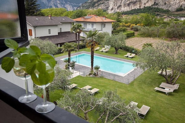Piscine extérieure, chaises longues