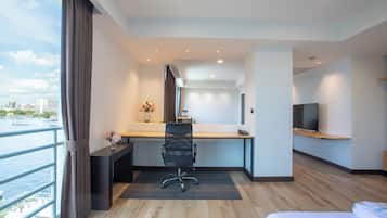 Business Room | Blackout curtains, free cots/infant beds, rollaway beds, free WiFi