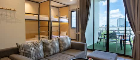 Bunk Bed Room (City View) | ผ้าม่านกันแสง, เปล/เตียงเด็กอ่อน (ฟรี), เตียงเสริม/เปล, Wi-Fi ฟรี