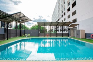 Una piscina al aire libre (de 07:00 a 18:30), tumbonas