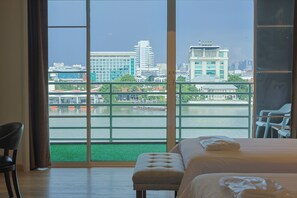 Premier Modern Room (River View) | Coin séjour