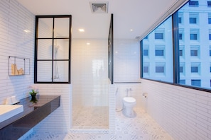 Business Room | Bathroom | Shower, rainfall showerhead, free toiletries, hair dryer - The Royal River Hotel (Bangkok)