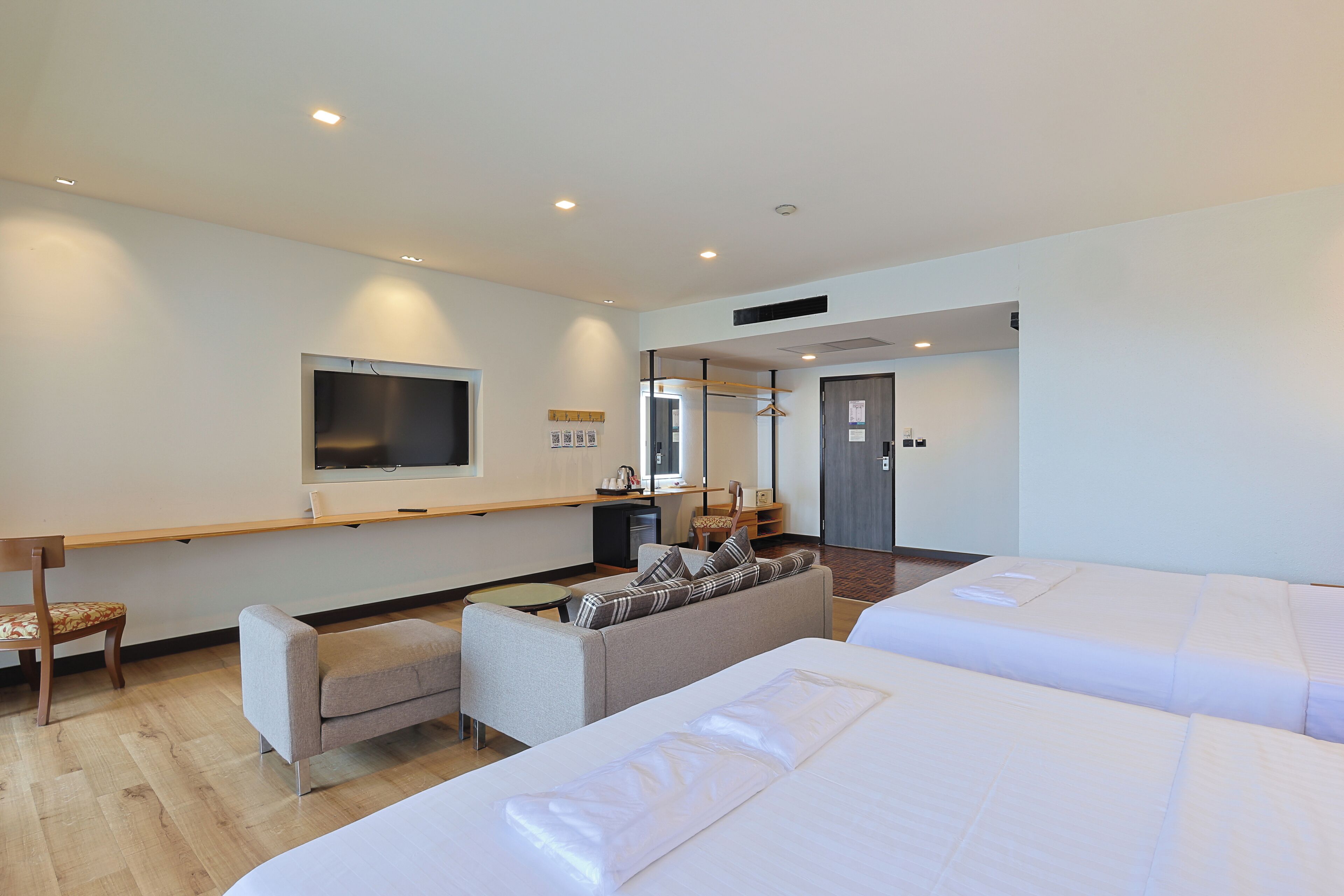 Superior Family Room (City View) | Living area | 32-inch LCD TV with cable channels, TV