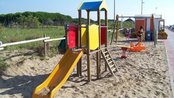 Área de juegos infantiles al aire libre