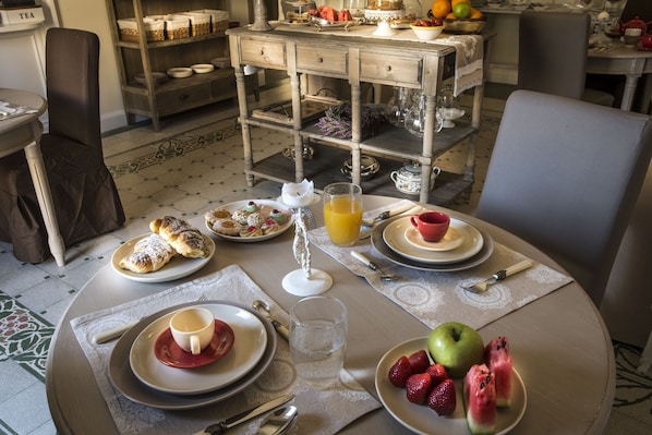 Tägliches inbegriffenes kontinentales Frühstück