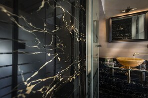 Deluxe Suite | Bathroom sink