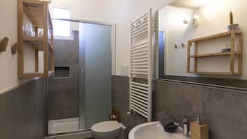 Suite, 2 Schlafzimmer | Badezimmer | Dusche, Regendusche, kostenlose Toilettenartikel, Haartrockner