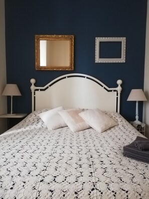 Chambre Design double ou avec lits jumeaux, salle de bain attenante | Décor unique, ameublement unique, système d’insonorisation
