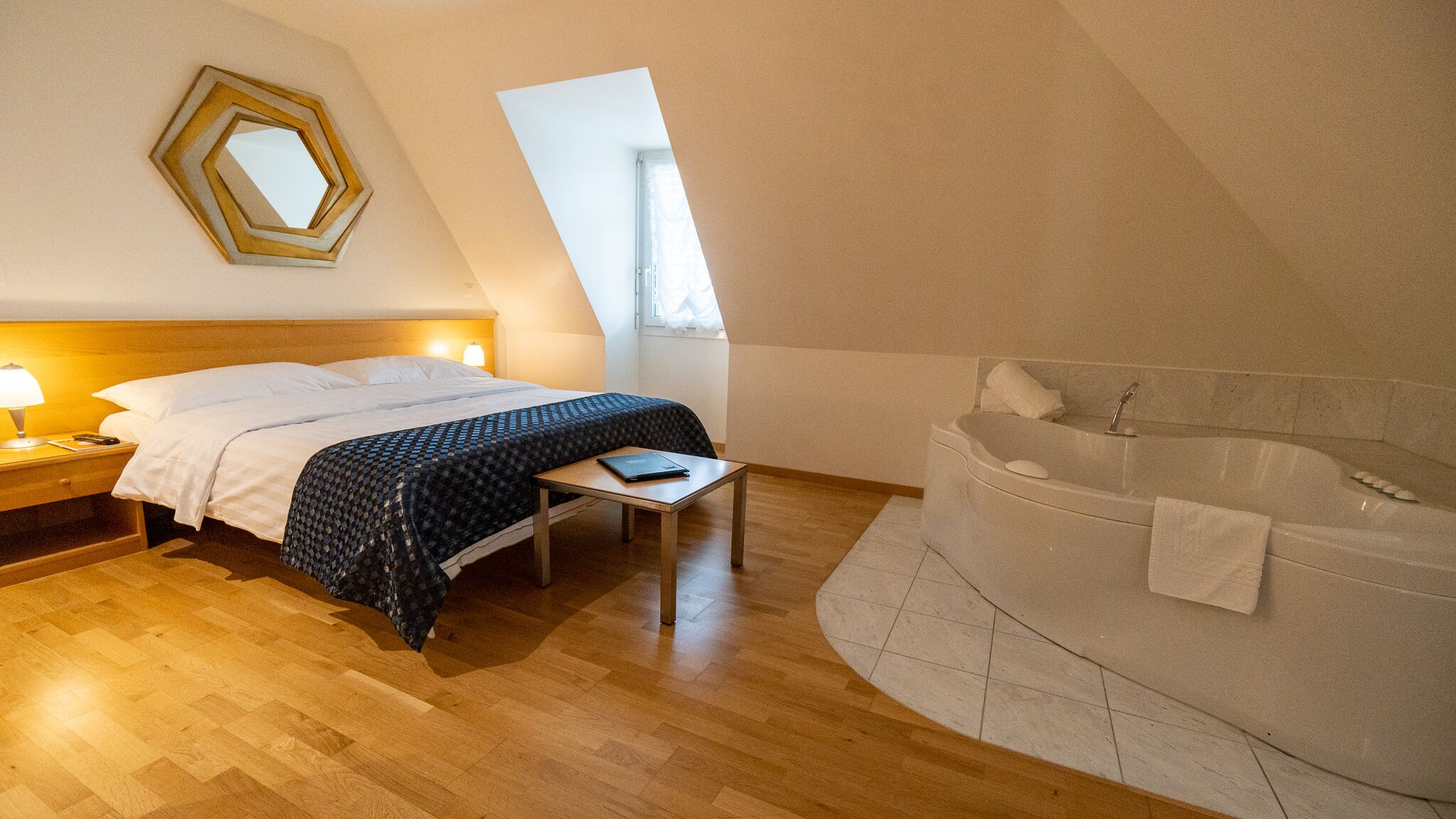 deluxe double room, 1 queen bed, non smoking, jetted tub | 1 bedroom, premium bedding, in-room safe, desk