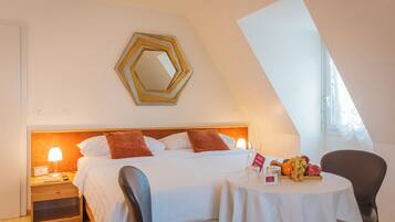 Junior Double Room | 1 bedroom, hypo-allergenic bedding, in-room safe, desk