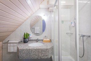 Habitación doble Deluxe | Baño | Regadera, amenidades de baño gratuitas, secadora de cabello, toallas 