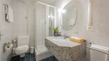 Superior Double Room | Bathroom | Hair dryer, towels, soap, shampoo