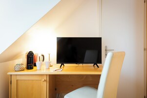 Deluxe Double Room | Television