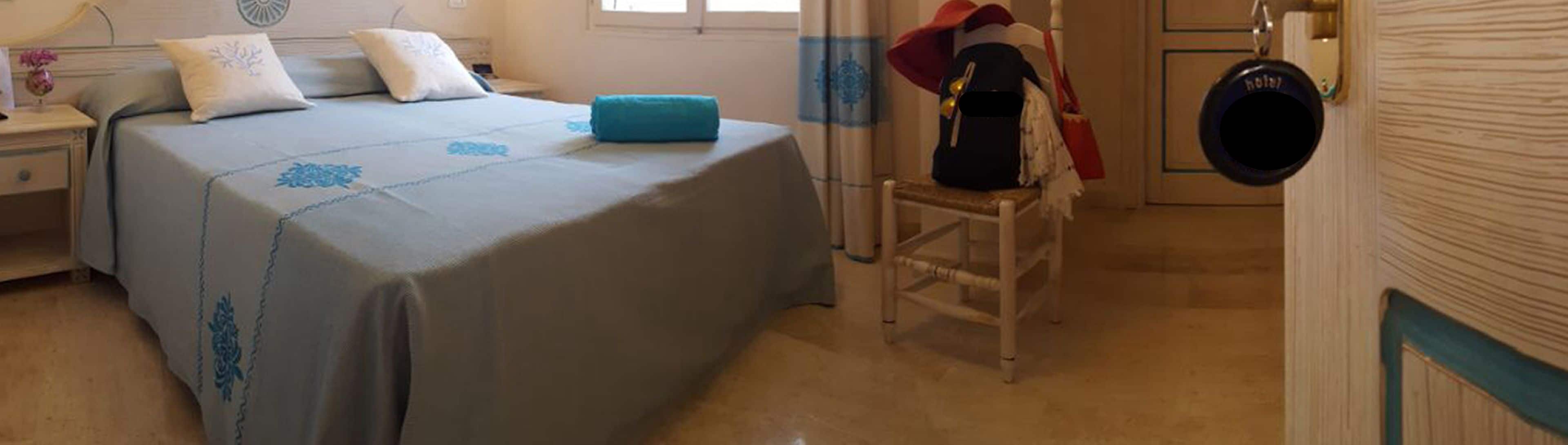Ein Hotelzimmer mit einem Bett, einem kleinen Tisch und einem Stuhl.