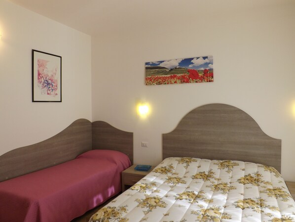 Habitación triple | Escritorio, insonorización, wifi gratis y ropa de cama