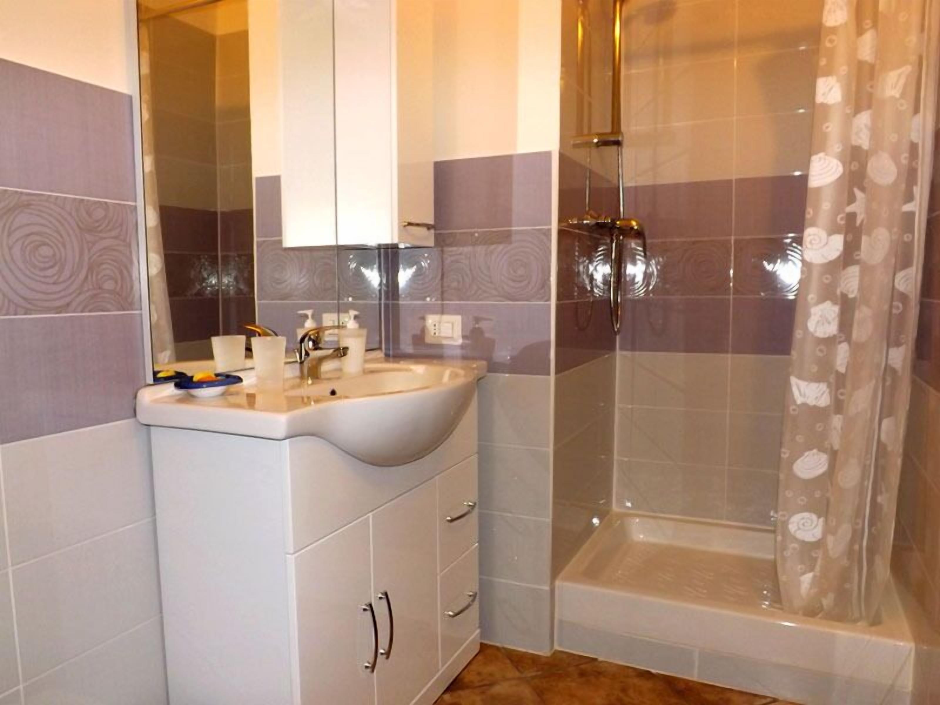 Triple Room | Bathroom | Shower, free toiletries, hair dryer, bidet