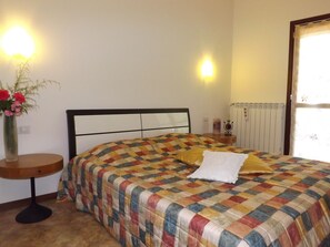 Habitación doble, Terraza | Escritorio, insonorización, wifi gratis y ropa de cama 