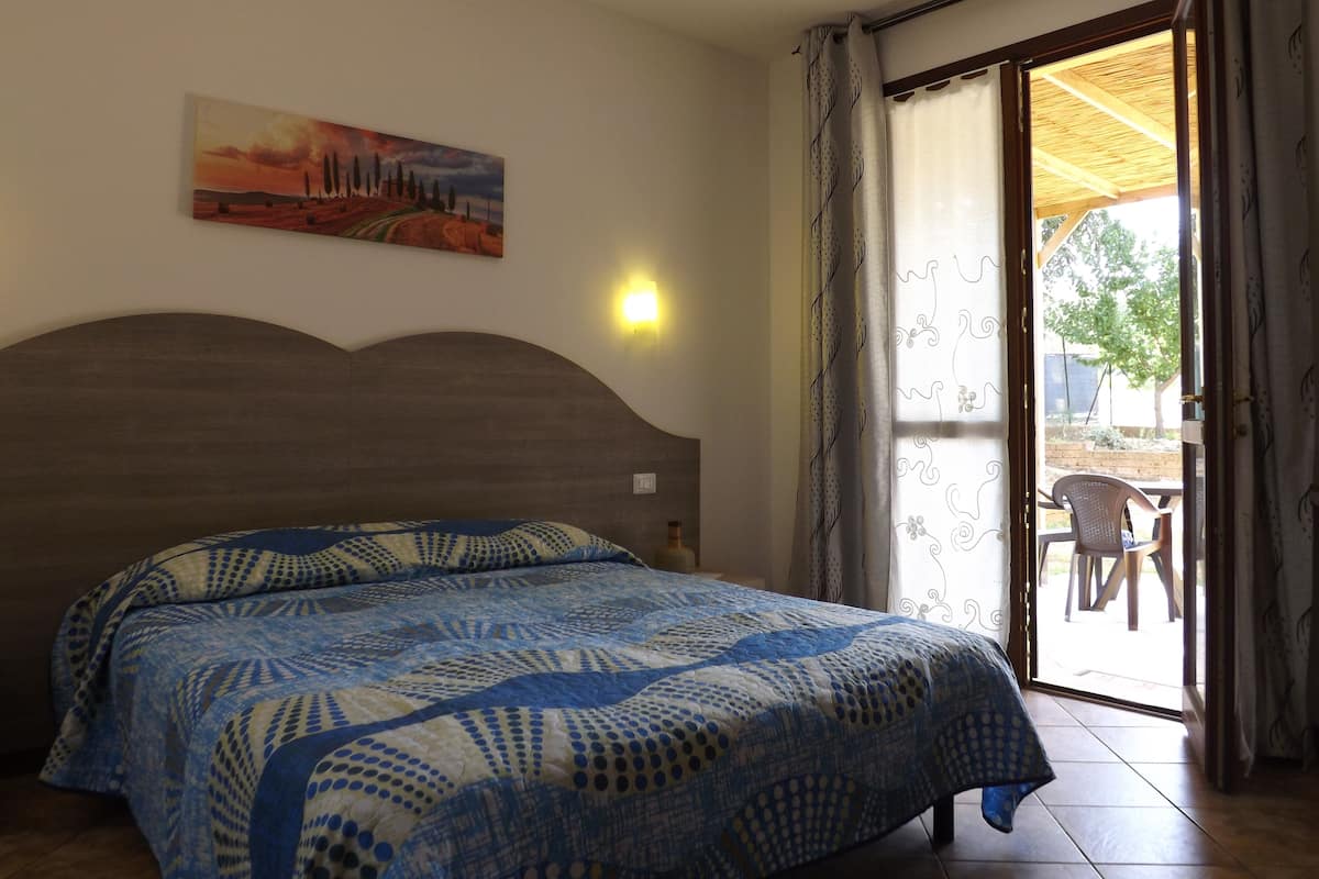 Desk, soundproofing, free WiFi, bed sheets