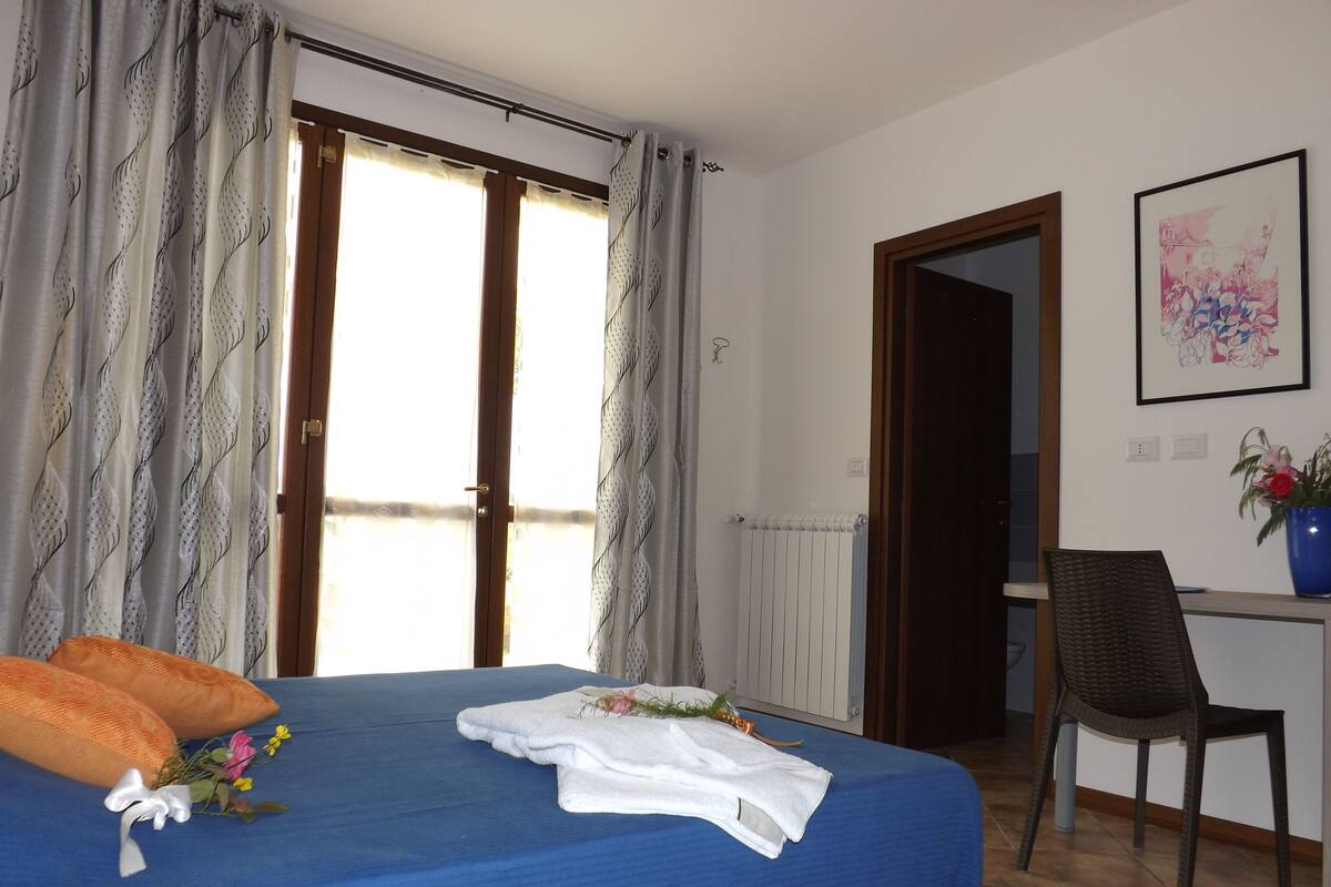 Desk, soundproofing, free WiFi, bed sheets