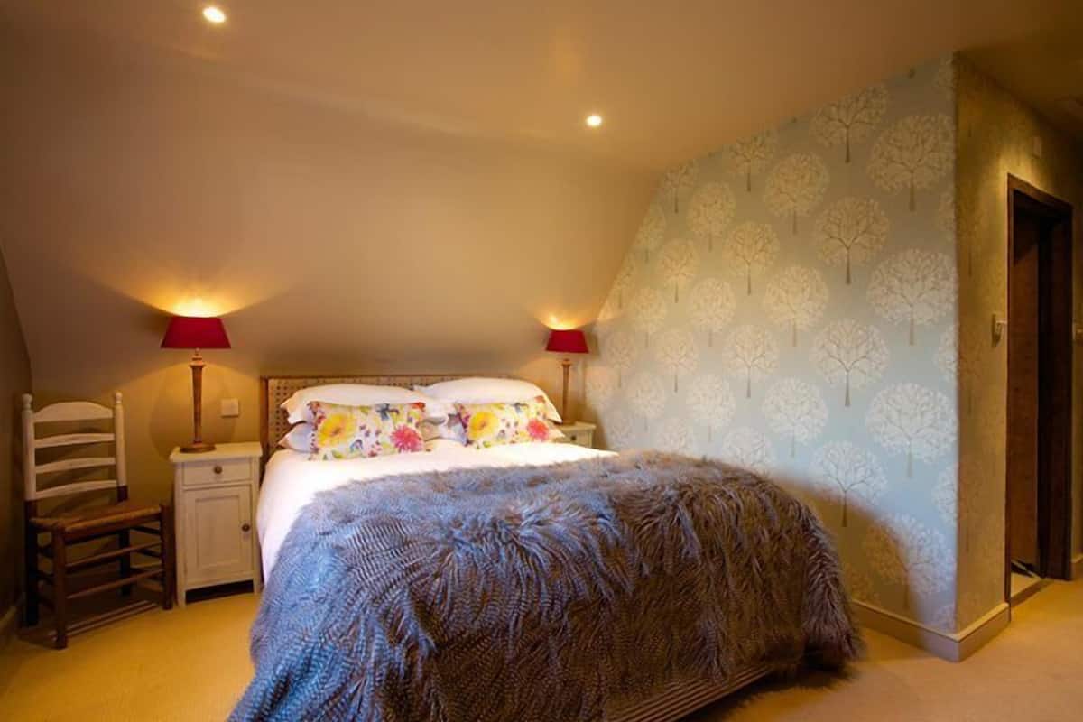 Luxury Double Room, 1 King Bed, Ensuite | Premium bedding, pillowtop beds, iron/ironing board, WiFi (free)