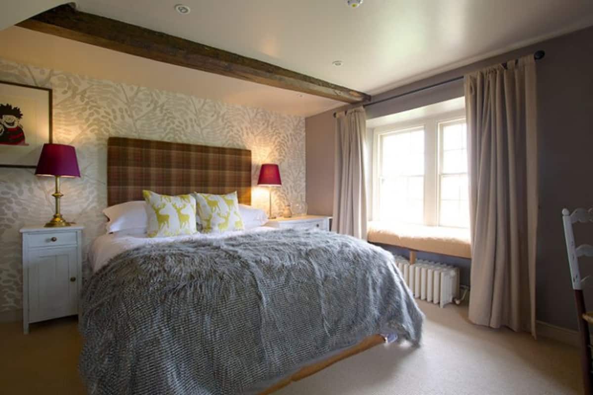 Premium bedding, pillowtop beds, iron/ironing board, WiFi (free)