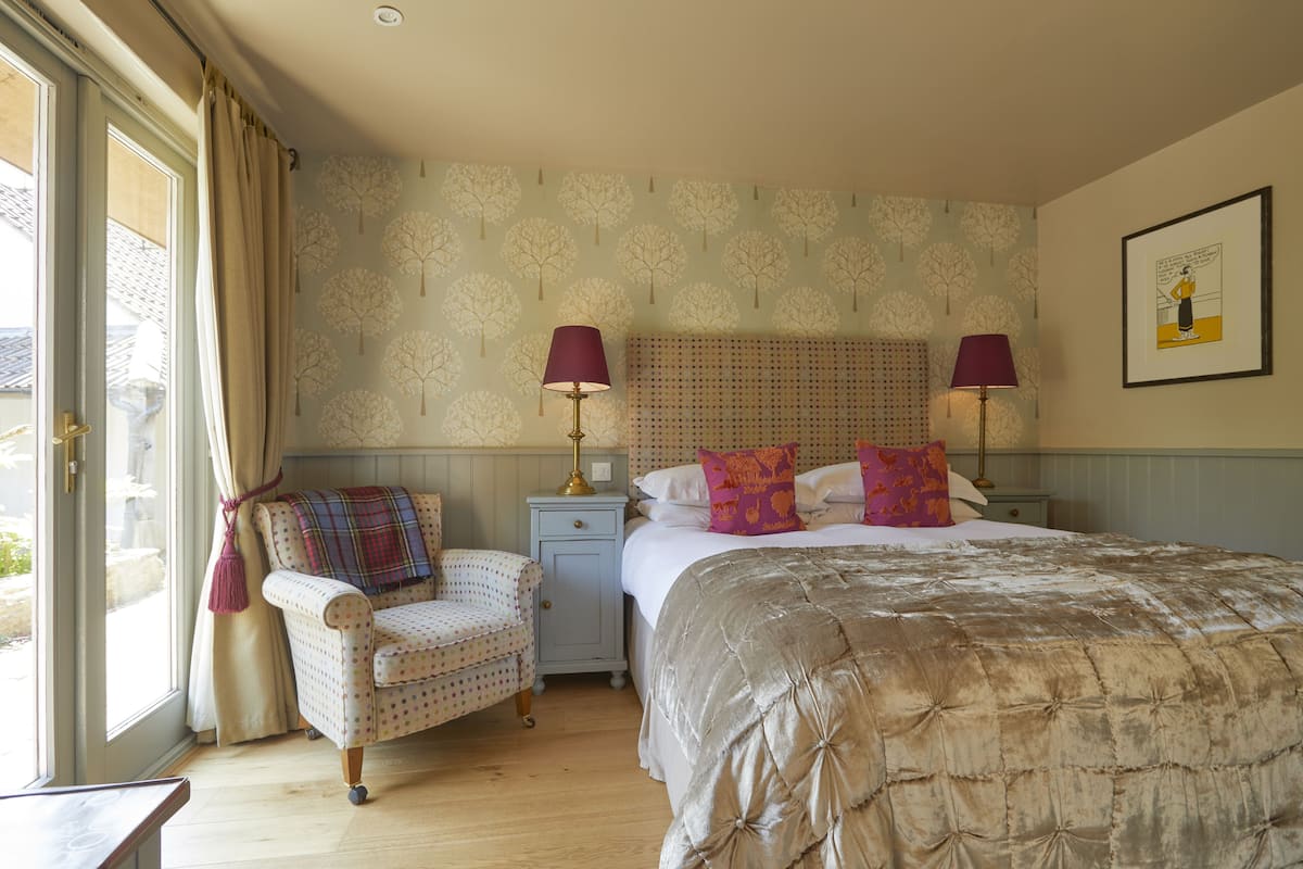 Luxury Double Room | Premium bedding, pillowtop beds, iron/ironing board, WiFi (free)