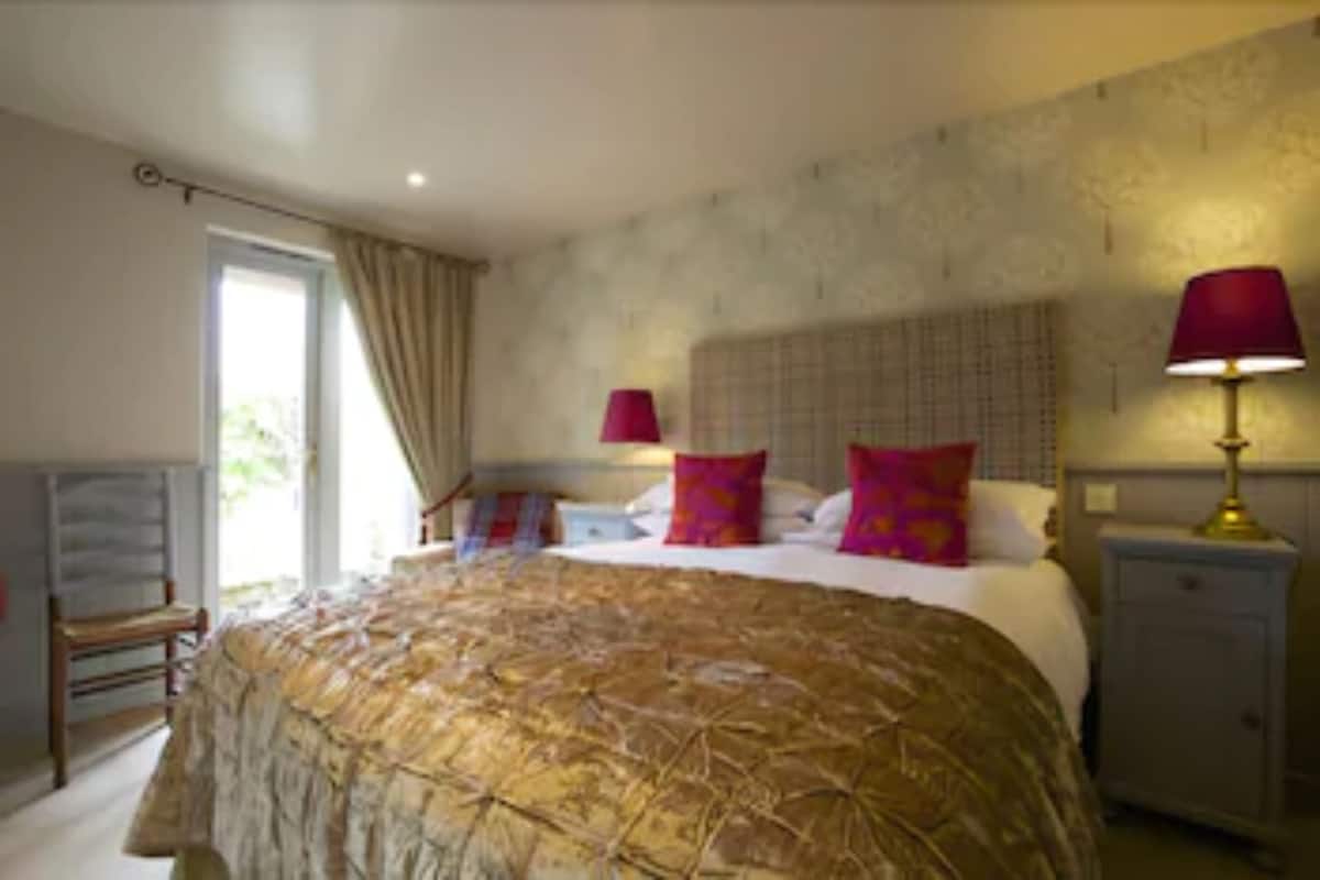 Luxury Double Room, 1 King Bed | Premium bedding, pillowtop beds, iron/ironing board, WiFi (free)