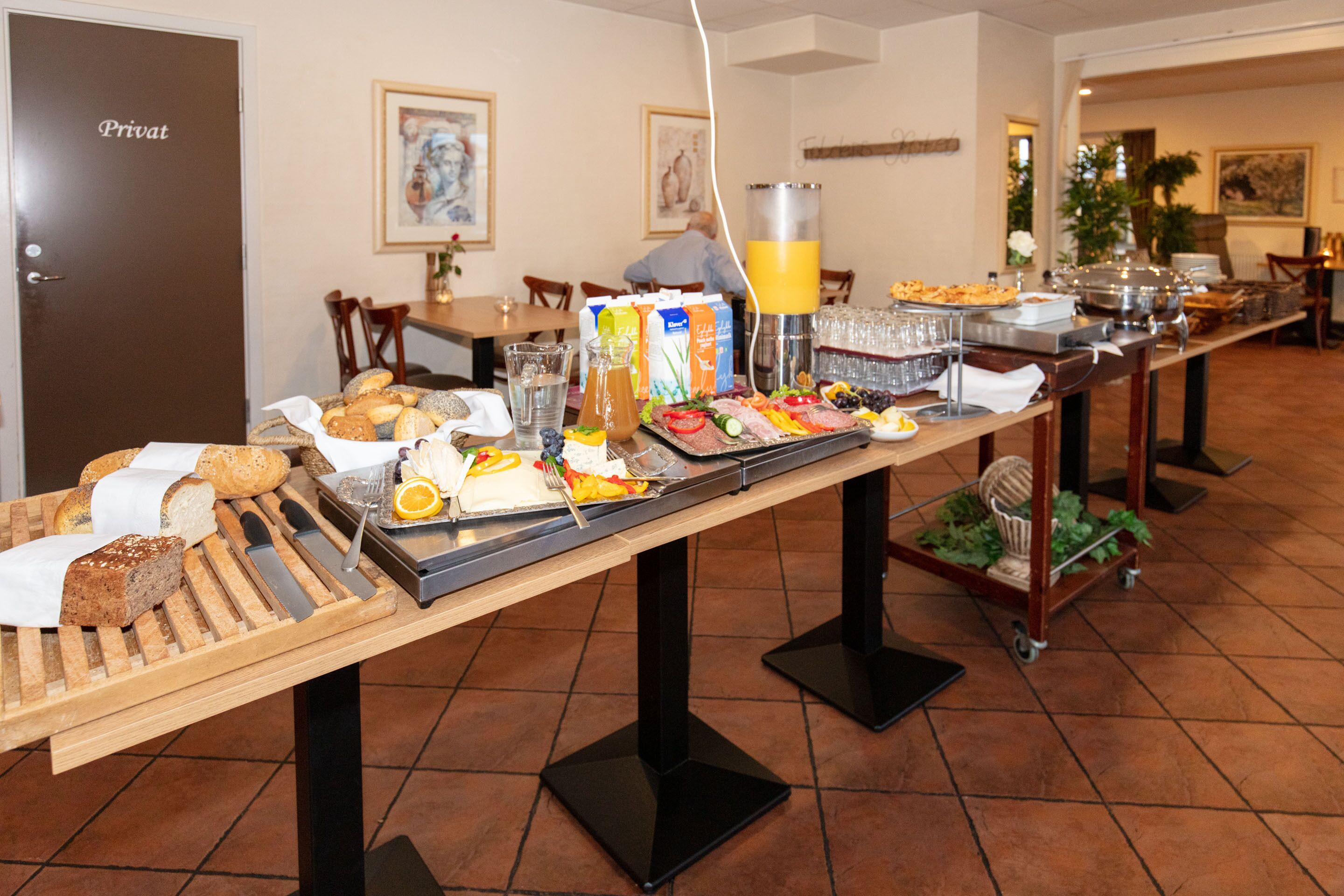 Montaje de bufé con diversos alimentos y bebidas.
