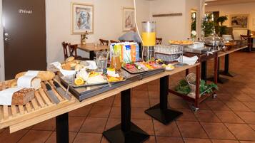 Montaje de bufé con diversos alimentos y bebidas.
