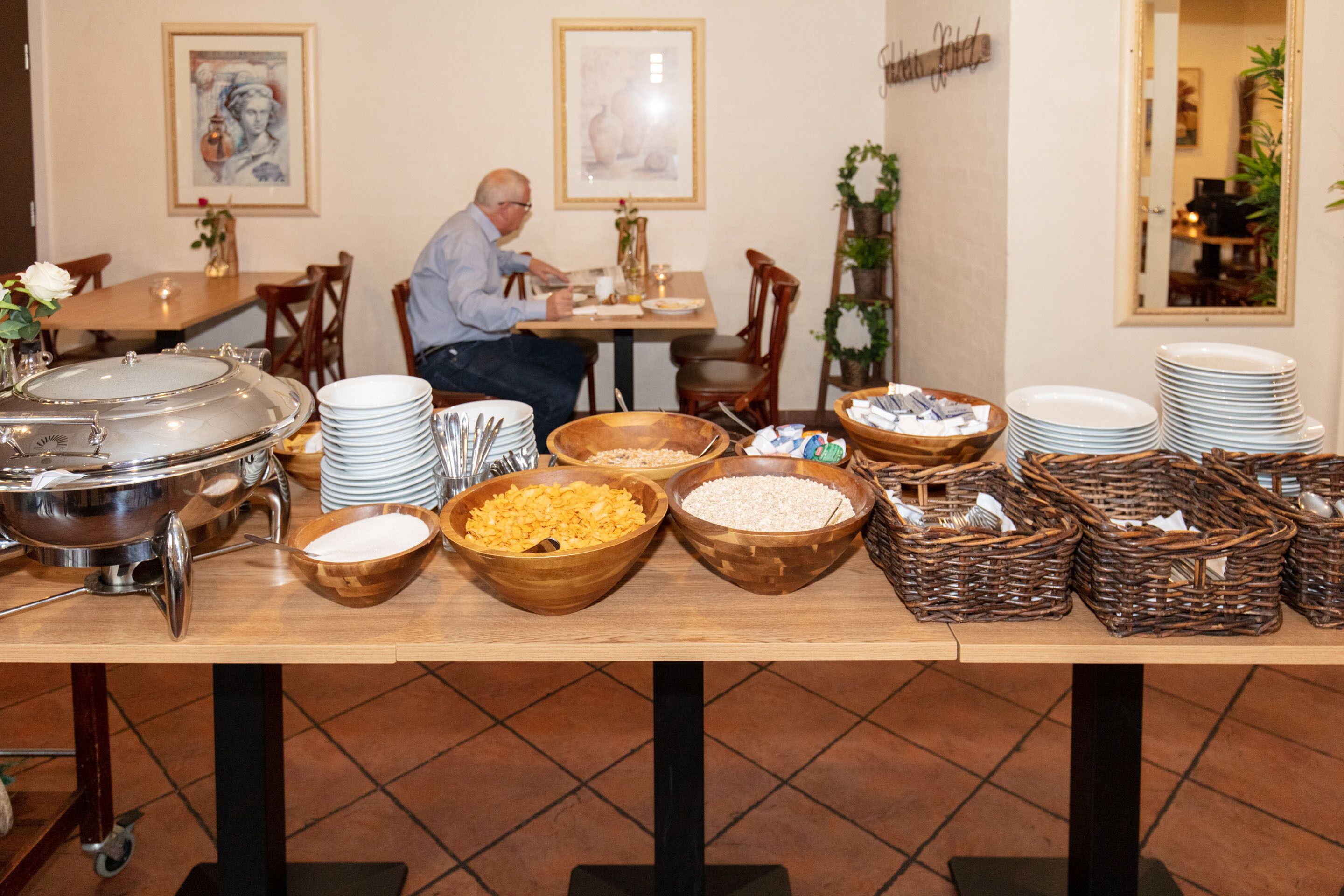 Un buffet proposant une variété de plats et de différents types de vaisselle.
