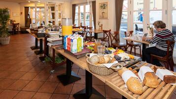 Free daily buffet breakfast