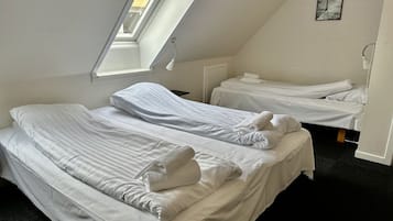 Habitación triple, baño compartido (Skråvej 6) | Cortinas blackout, wifi gratis y ropa de cama