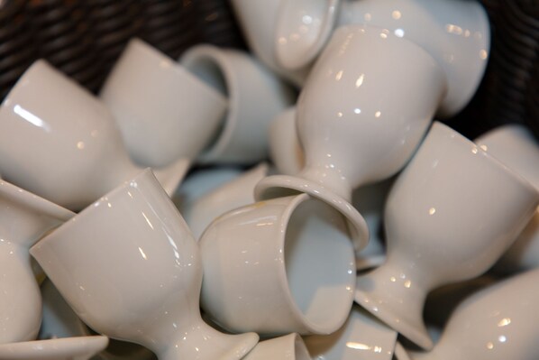 Una colección de tazas de cerámica blanca.