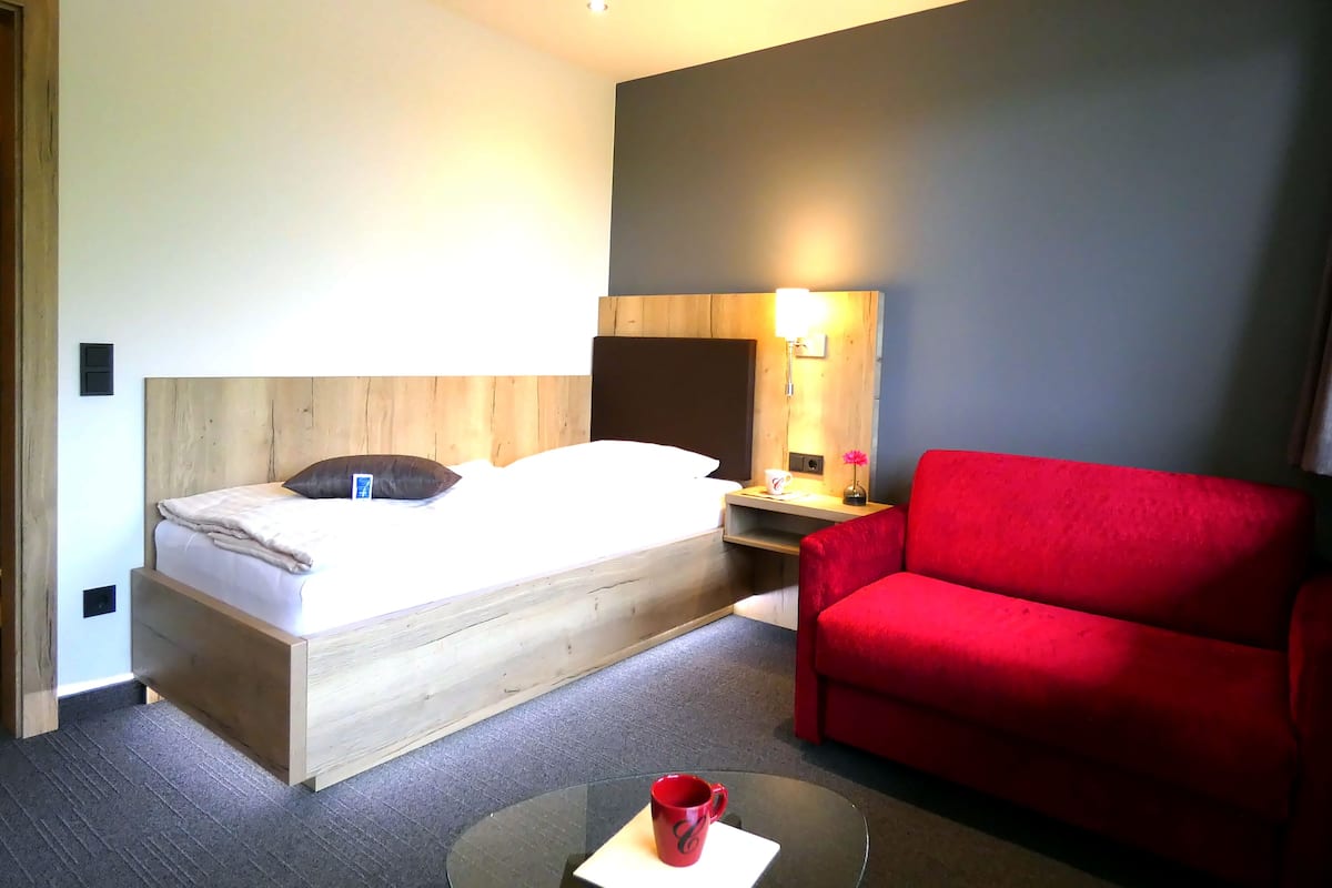 Standard Single Room | Hypo-allergenic bedding available, in-room safe, desk, laptop workspace