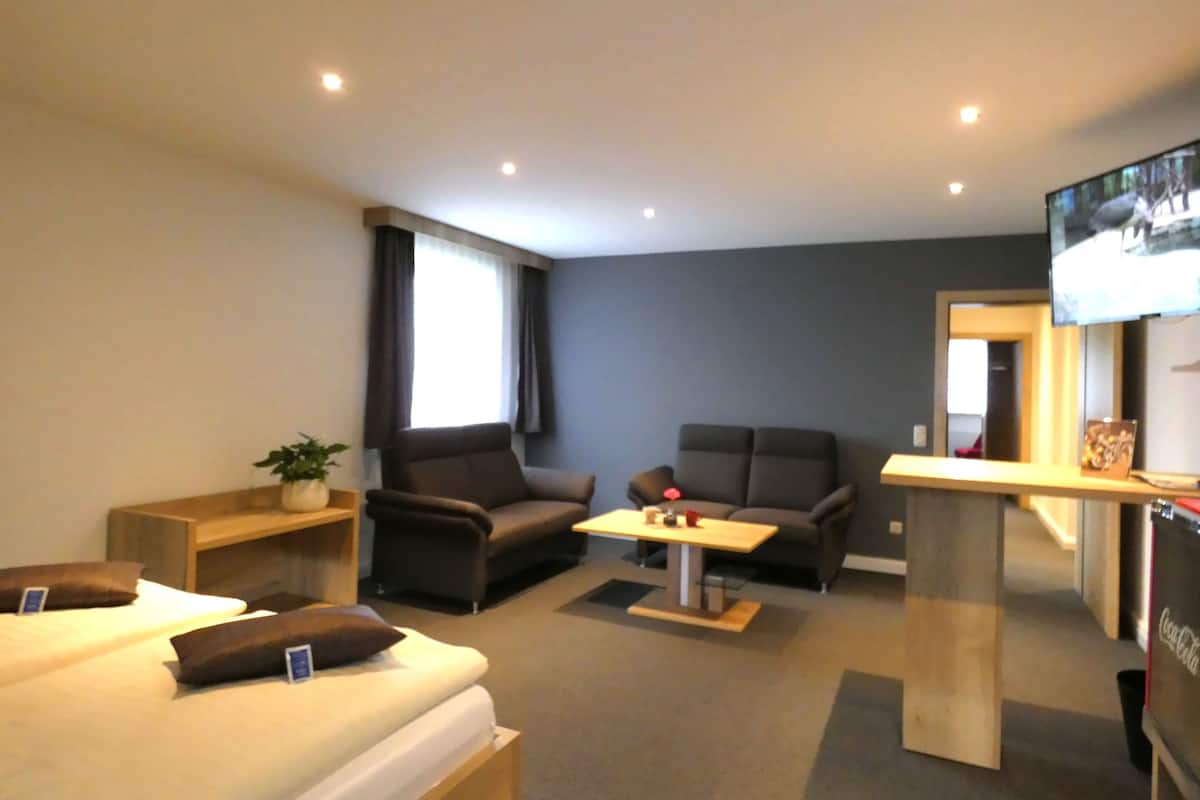 Suite, 2 habitaciones (Afrika-Suite) | Ropa de cama hipoalergénica y caja de seguridad en la habitación