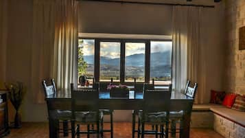 Cottage, 2 camere da letto, vista montagna | Pasti in camera