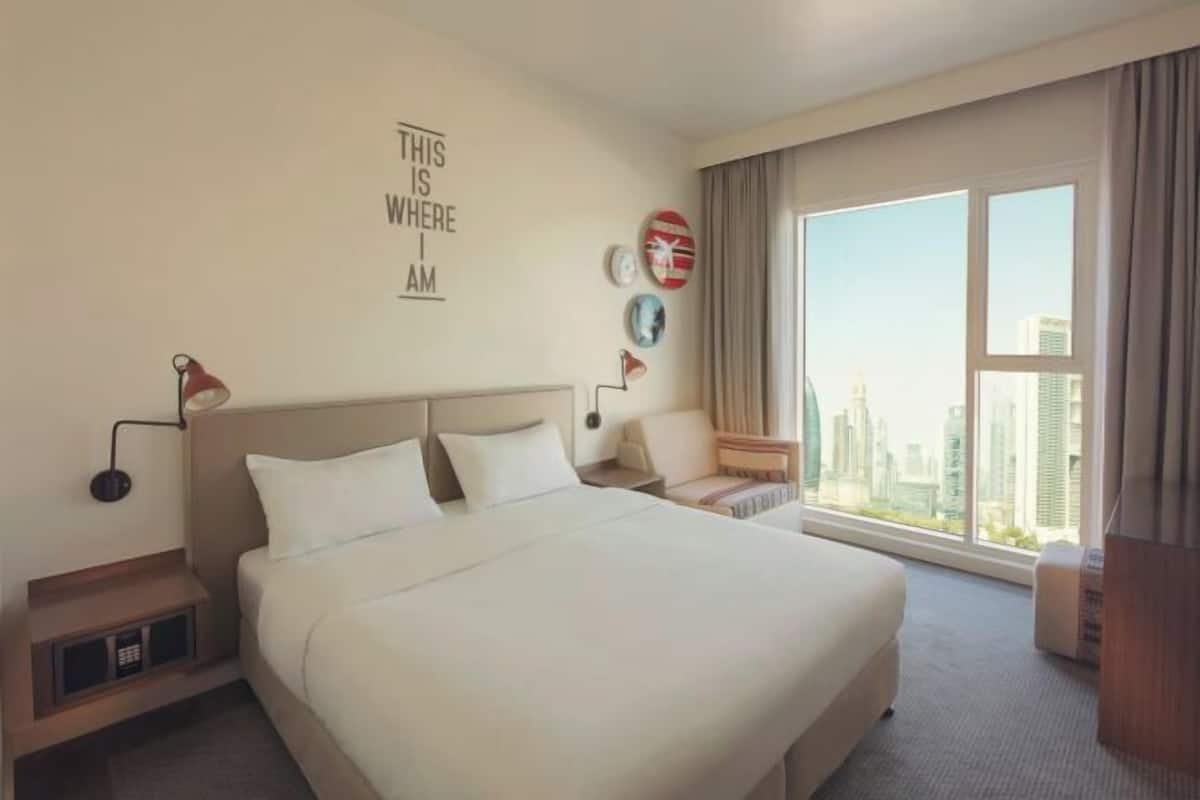 Cassaforte in camera, una scrivania, insonorizzazione