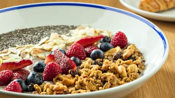 Un tazón de cereal con frutas y nueces.