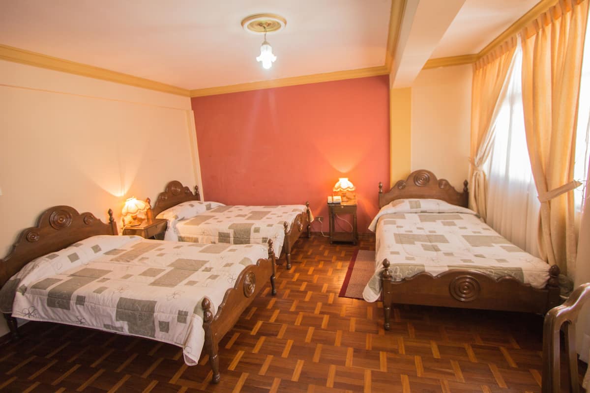 Standaard driepersoonskamer | Verduisterende gordijnen, gratis babybedden, gratis wifi, beddengoed