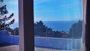 Un balcone con vista sul mare e sugli edifici circostanti.