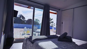 Kamar Double Panorama, 1 Tempat Tidur Double, teras, pemandangan samudra | Didekorasi berbeda-beda dan dilengkapi dengan perabotan berbeda-beda