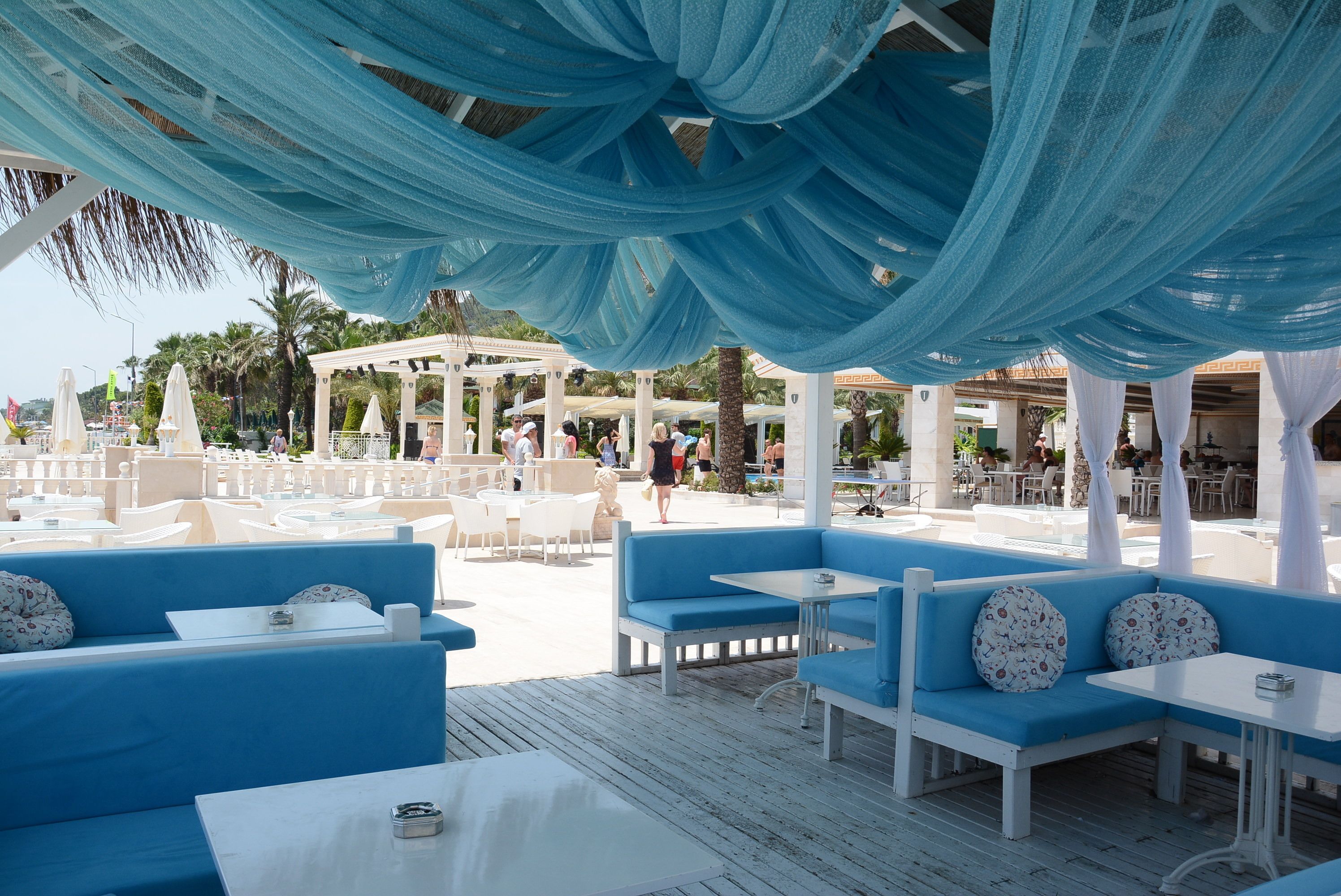 3 restaurants, breakfast, lunch, dinner served; international cuisine